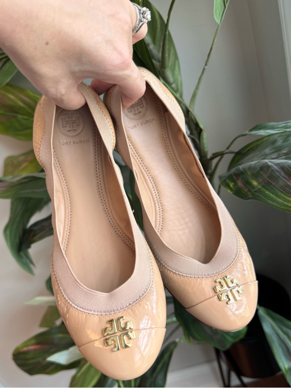 EUC Tory Burch Jolie ballet flats in a beige with gold logo, sz 8.5
